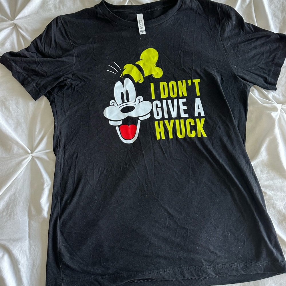 Unisex goofy Disney shirt.